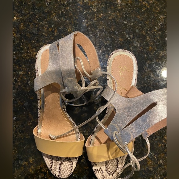 Mari A. Fawn Print Tie Up Sandals Size 8 - Picture 8 of 10